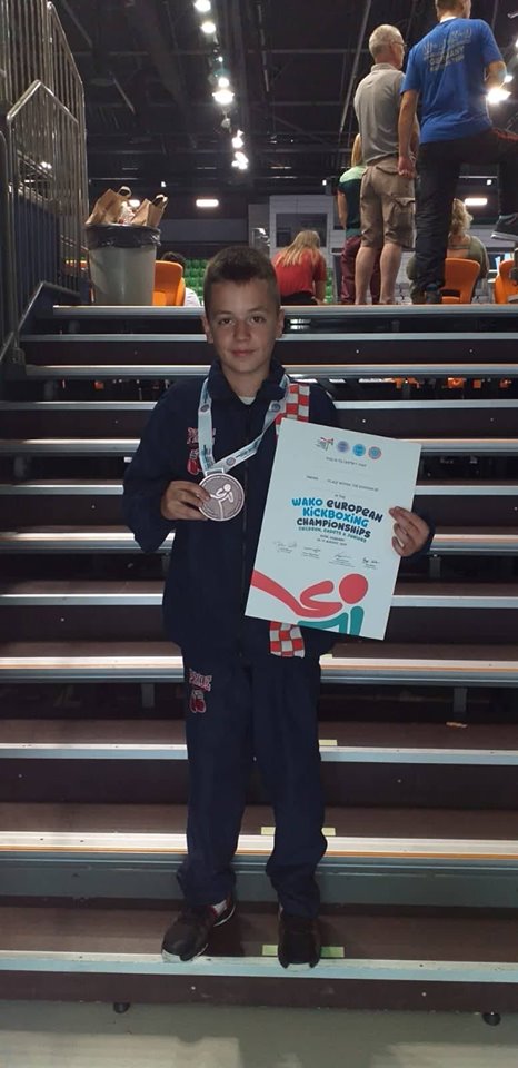 69595040 2386273654799433 3141289640925855744 n